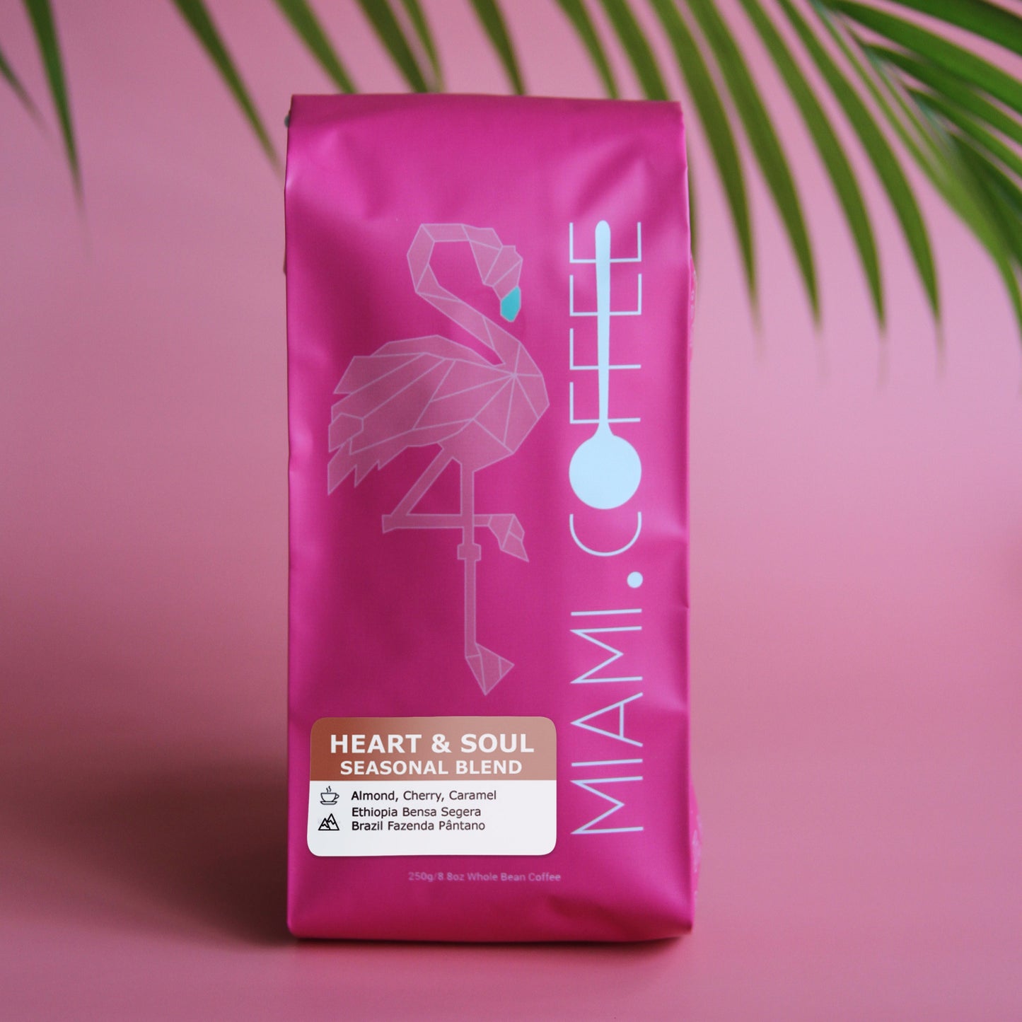 Miami (punto) Coffee Heart & Soul Mezcla de temporada, bolsa de 9 oz. Orígenes: Etiopía Bensa Segera y Brasil Fazenda Pântano. Descriptores de sabor: almendra, cereza, caramelo